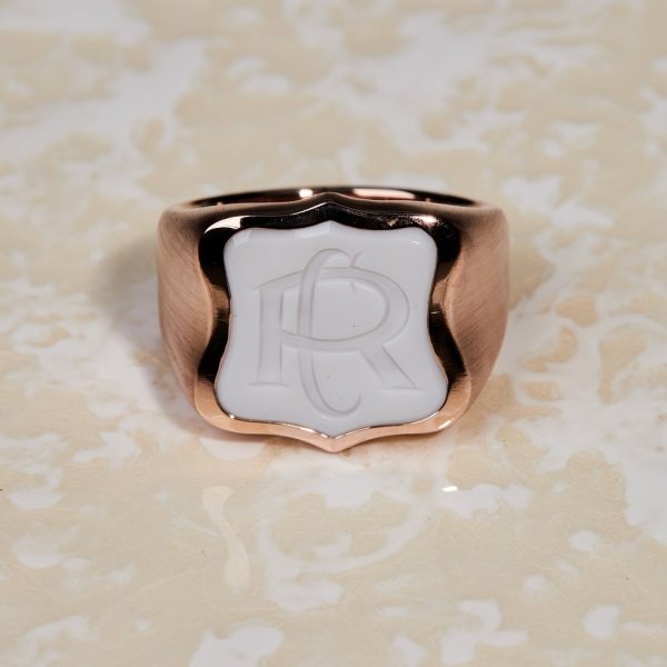 Personalisierter Rotgold Siegelring Monogramm mit weißem Lagenstein von Code Royal Gravur CR