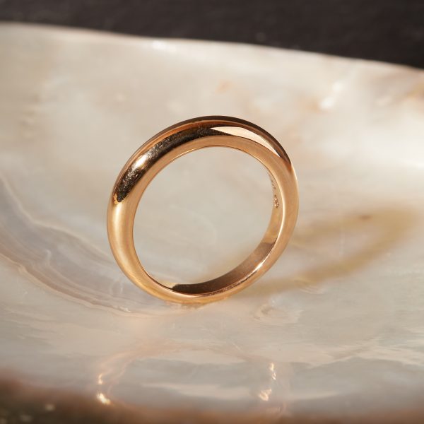 Formschöner Ehinger Schwarz Rosegold Ring 18kt Größe 59 schräg stehend auf Perlmutt