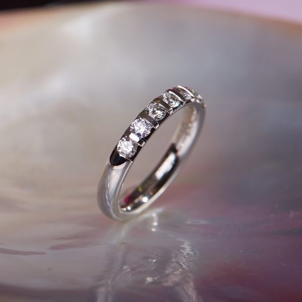 Memoire Ring Weissgold 7 Brillanten Diamanten 18 karat