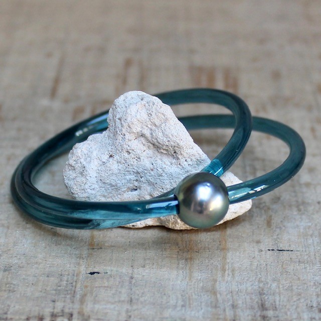 Tolles Tahiti Perlen Armband von Monika Seitter Apollo Kunststoff Armband petrol zweifach gewickelt mit Tahitiperle und Magnetverschluss