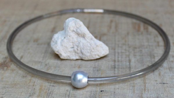 Monika Seitter: Collier Apollo Kunststoff-Halsreif, hellgrau mit Tahiti-Perle auf Silberöse