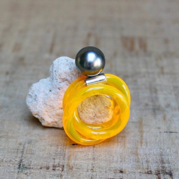 Monika Seitter Kunststoff hellorange Ring mit Tahiti Perle auf Silber Design Düsseldorf