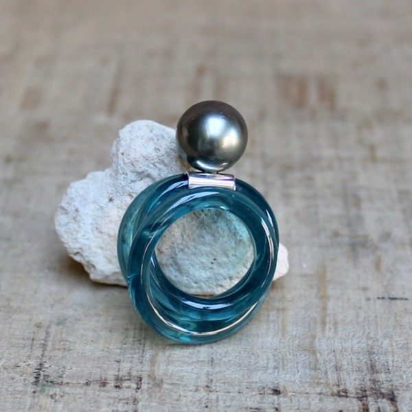 Monika Seitter Ring Kunststoff petrol Tahiti Perle auf Silber Schmuckdesign aus Düsseldorf