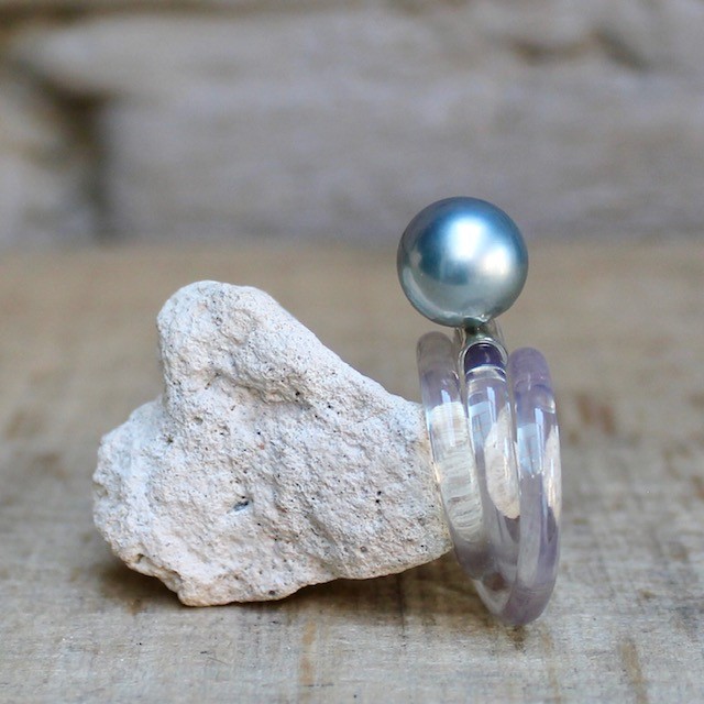Hinreißender Monika Seitter Kunststoff Ring transparent mit Tahiti Perle auf Silber Design Düsseldorf