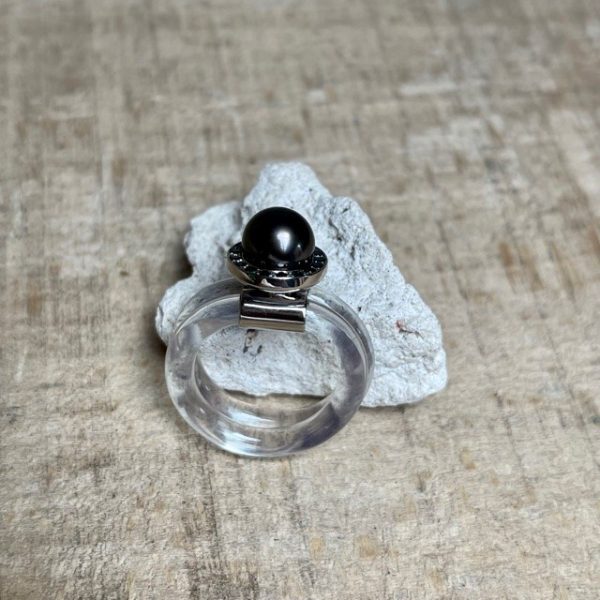 Schmuckdesignerin aus Düsseldorf Monika Seitter Sia Ring transparent zweifach gewickel schwarze Diamanten Tahiti Perle dunkel Unikat 1