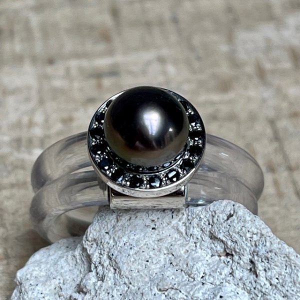 Monika Seitter Sia Ring transparent zweifach gewickel schwarze Diamanten Tahiti Perle dunkel Unikat Schmuckdesignerin aus Düsseldorf Einzelstück