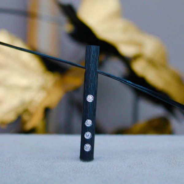 Puristischer Schwab-Halsreif mit Kettenanhänger-Carbon-Stab-Brillanten-in-Platin-40mm lang-5mm Durchmesser