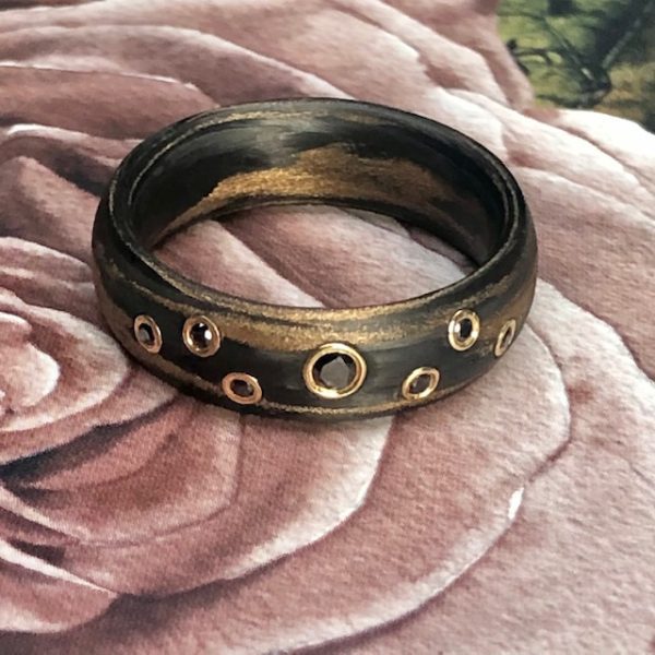 Ein Carbon Bronze Ring mit schwarzen Brillanten in Gelbgold gefasst, Ringweite 55, Gesamt 0,11