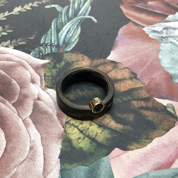 Carbon Bronze Ring mit schwarzem Brillant, dezentriert, gerades Profil, Seitenansicht