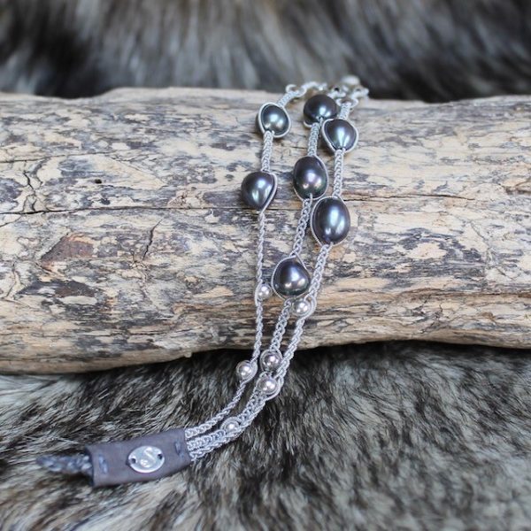 saami-crafts-Armband-AP014MR-Multi-7-Suesswasser-Perlen-multifarbene Perlen dunkelgraues Leder 175mm, Rentierhornknopf