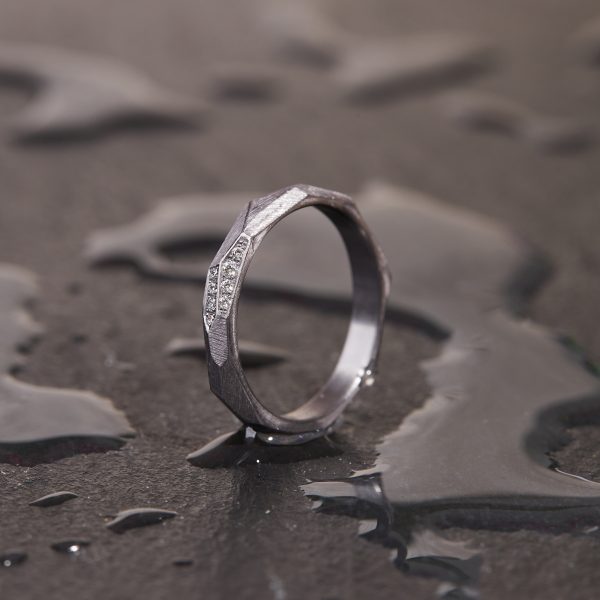 Tantal Ring "Wellenbrecher" 3mm mit Brillanten von Marion Knorr - Seitenansicht