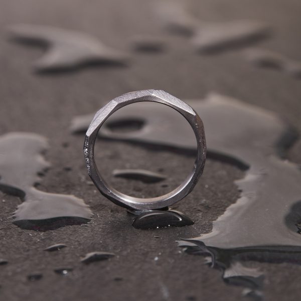 Tantal Ring "Wellenbrecher" 3mm mit Brillanten von Marion Knorr - Seitenansicht komplett