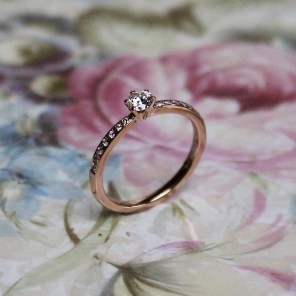 Romantischer Verlobungsring Rosegold Brillantring-750-Rotgold-023-ct-und-Seitenbesatz-007ct-
