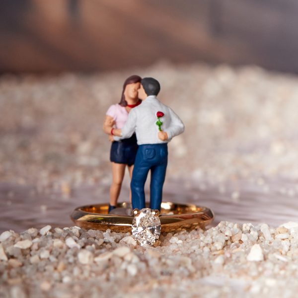 Verlobungsring Gold Ovaler Diamant 030ct Gia Expertise Viererkrappe mit Miniatur Menschen af Sand