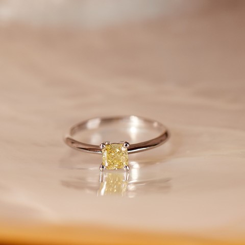 Seltener Gelber-Diamant-Cusion-Cut-058ct Verlobungsring Weißgold