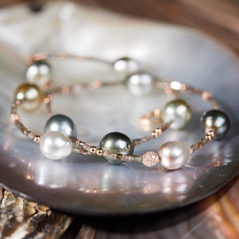 Doppelreihiges wunderschönes Gellner-Castaway-Armband-Fiji Perlen auf Perlmutt