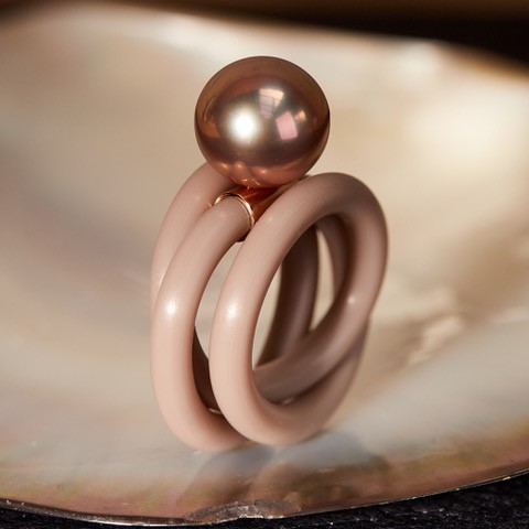 Besonderer Perlenring von Monika Seitter Apollo-Ring-Nude-matt-Rosegold-Perle-kupfergold