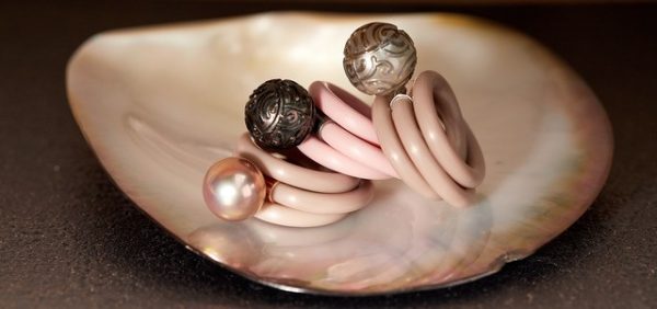 Zauberhafte Monika Seitter Unikat Apollo-Ringe-Nude-und-Rosa-Opaque-Unikate gravierte Perlen