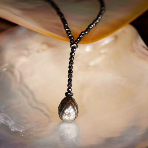 Einzigartige Monika Seitter Tahiti Perlen Kette gravierte Perle Unikat Tropfen hellgrau grün Brahma