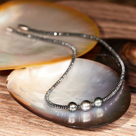 Zauberhafte Monika Seitter Tahiti Perlen Kette 3 Perlen Hämatin Magnetverschluß auf Perlmutt