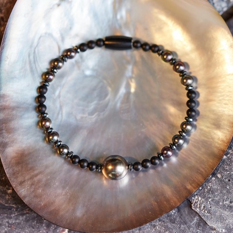 Monika Seitter Ritona Armband mit Tahiti Perle dunklen Süßwasserperlen Magnetverschluß schwarz auf Auster Muschel