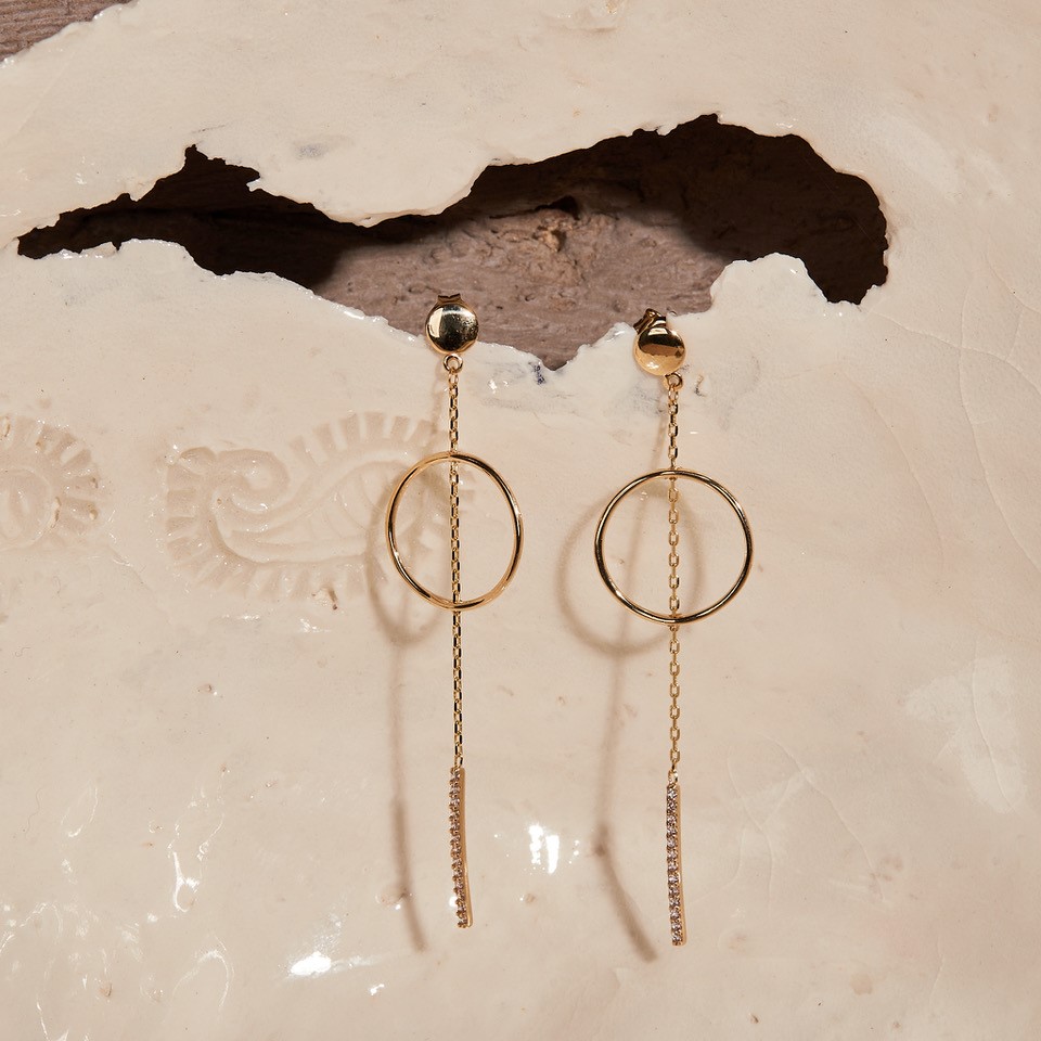 Tolle lange goldene Ohrringe im 80er Jahre Stil mit Kreis und beweglichem Kettchen