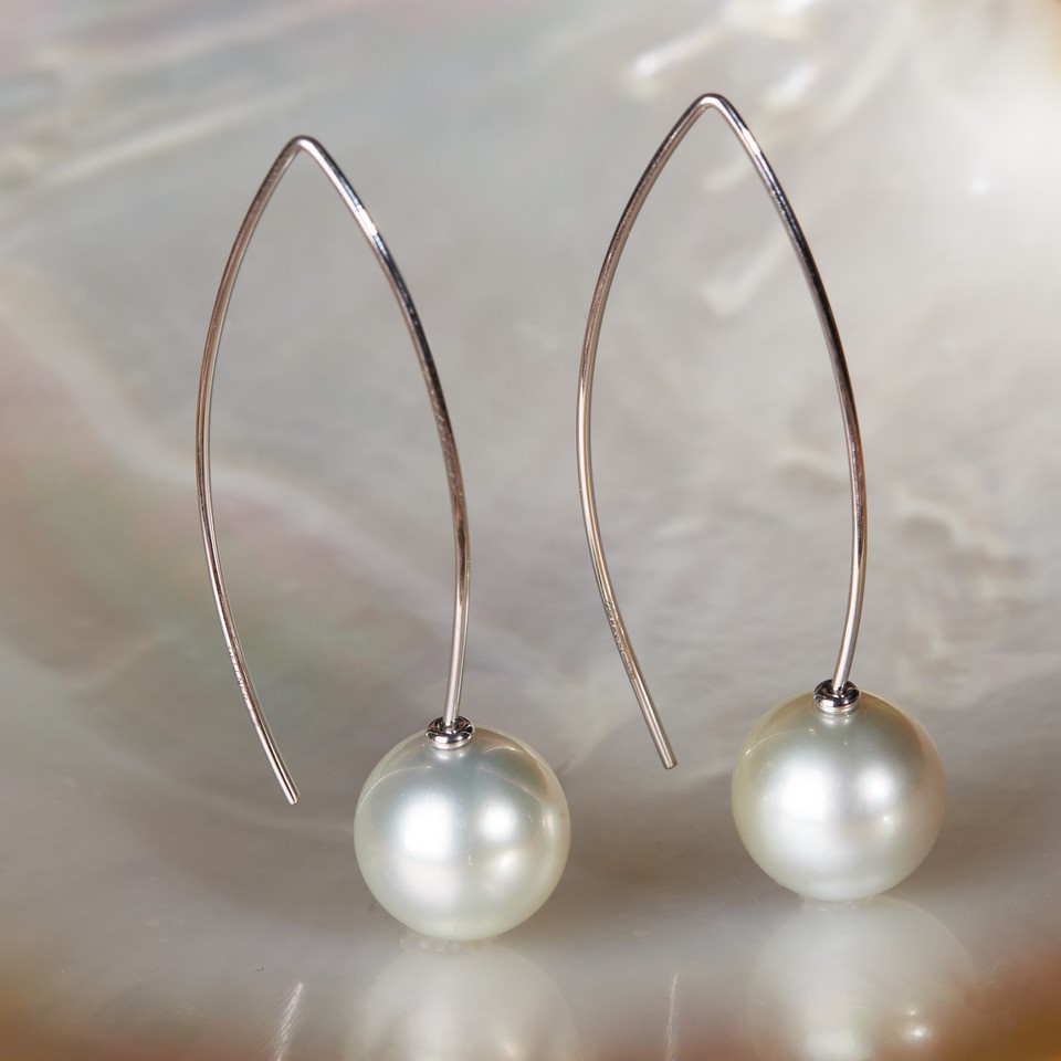 Spannende Gellner Perlen Ohrringe mit weißen Südseeperlen als langer Ohrhaken aus 750 Weißgold