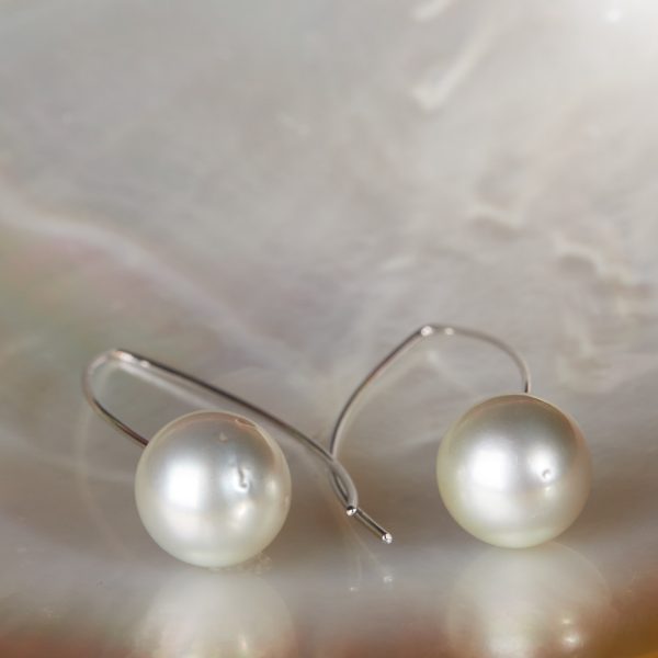 Liegende Perlen Ohrhaken von Gellner mit Weißgoldbügel auf Perlmutt