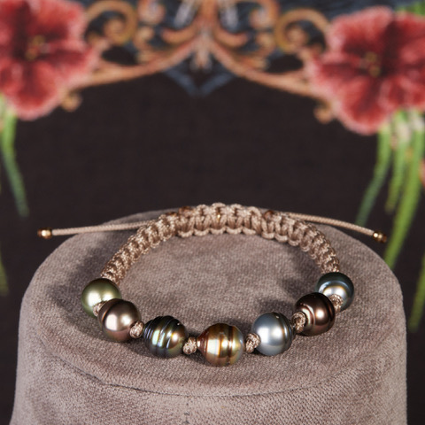 Farbintensives Gellner Fiji Perlen Armband Makramee mokka mit 7 Perlen auf einer Büste liegend