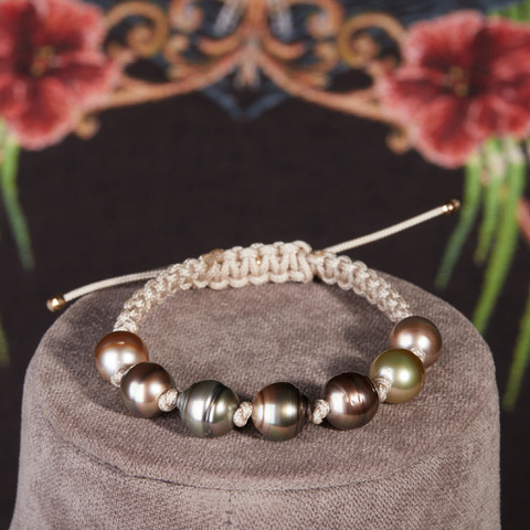 Sehr seltenes Gellner Armband mit 7 Fiji perlen mit hellem Band auf Samtbüste