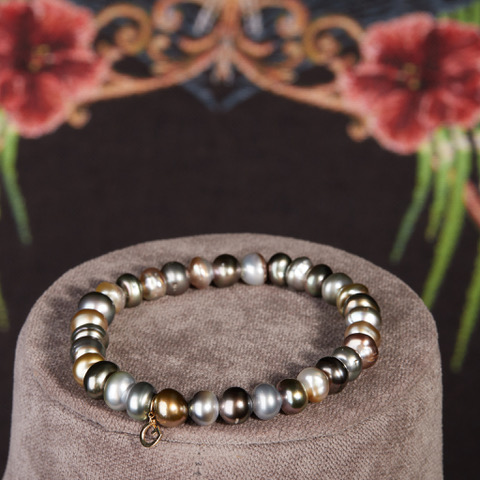 Ganz besonderes Perlen Armband von Gellner mit boutton förmigen Fiji Perlen als Powerband