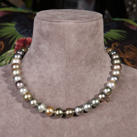 Außergewöhnliche Gellner Perlenkette mit Fiji Perlen in sanften Farben auf einer Büste