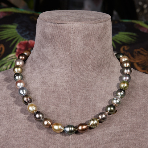 Gellner Fiji Perlen Kette mit extrem schönem Lüster und sehr intensiven Farben auf einer Büste