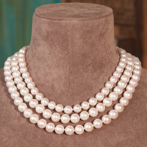 Strahlend weiße GELLNER Perlenkette 3-reihig aus Ming Süßwasserperlen auf einer Büste