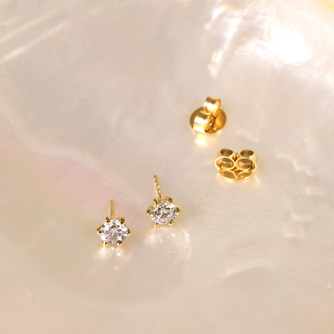 Große Diamant Ohrringe aus 750 Gelbgold mit jeweils 07ct in Sechserkrappe gefasst auf Perlmutt liegend