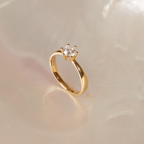 Beeindruckener Diamantring Gelbgold 07ct aus 18kt auf Perlmutt stehend