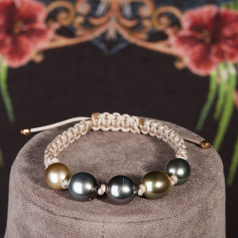 Besonders farbintensives Gellner Armband mit 5 Marutea Perlen mit Makramee Band sandfarben