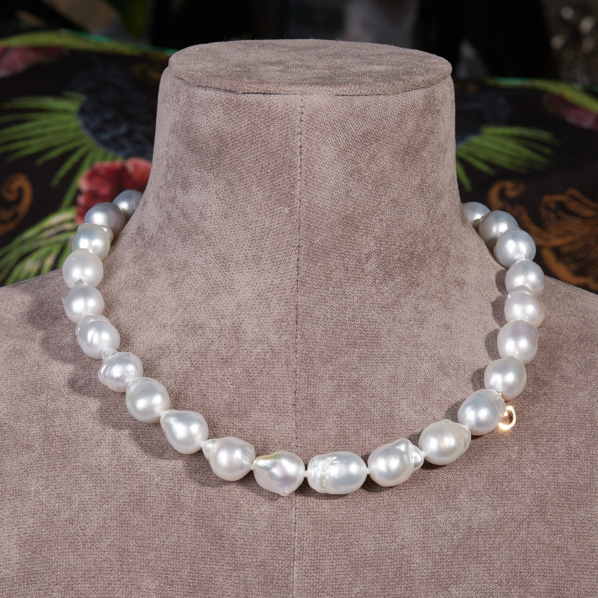 Barocke Damen Perlenkette vom Gellner mit weißen Südseeperlen aus Indonesien