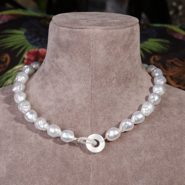 Spektakuläre Damen Perlenkette von Gellner mit weißen, barocken Südseeperlen auf einer Büste, Verschluss abgebildet