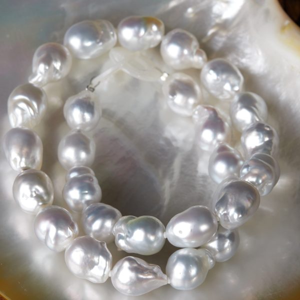 Großaufnahme Damen Perlenkette mit barocken Südseeperlen von Gellner auf Perlmutt fotografiert