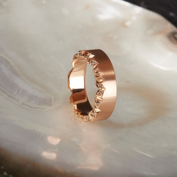 Schmuckwerk Alpen Ring Rosegold GT275RGBB mit braunen Brillanten auf Perlmutt stehend, schräg fotograafiert