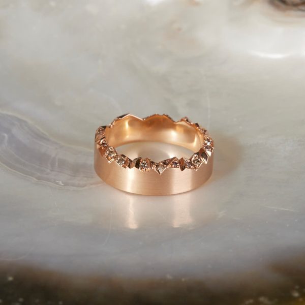 Schmuckwerk Alpenring Rosegold 7mm breit mit braunen Brillanten auf Perlmutt liegend