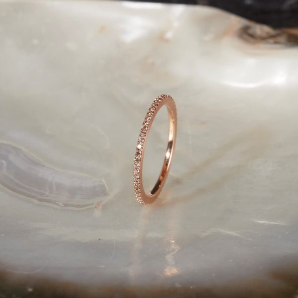 Wunderschöner Schmuckwerk Memoire Alpenring aus Rosegold mit braunen Brillanten, stehend auf Perlmutt