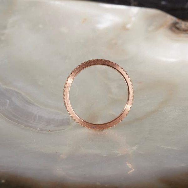 Edler Schmuckwerk Memoire Alpenring Rosegold GT605RGBB mit braunen Brillanten afu Perlmutt stehend, seitlich fotografiert