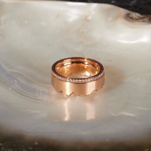 Zauberhafter Schmuckwerk Alpen Ring Rosegold GT275RGBB mit Memoire Ring GT605RGBB übereinander liegend auf Perlmutt