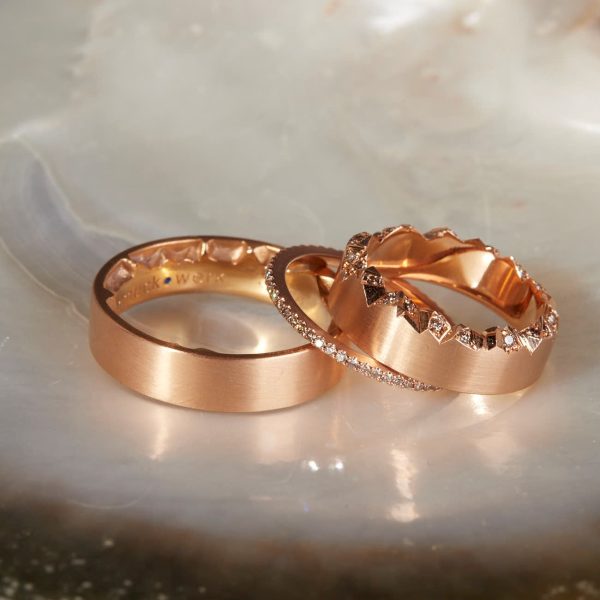 Schmuckwerk-Alpen-Ringe-Trauringe-Eheringe-Memoire-Rosegold-GT275RGBB-und-GT260RG-und-GT605RGBB Herrenring und Memoirering und Damenring Trauringe auf Perlmutt