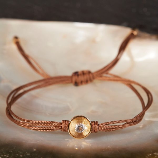 Lässiges Schmuckwerk Glasklar Armband Gelbgold mit Textilband Farbe Cashmere, Brillant 060ct auf Perlmutt mit Glitzergold