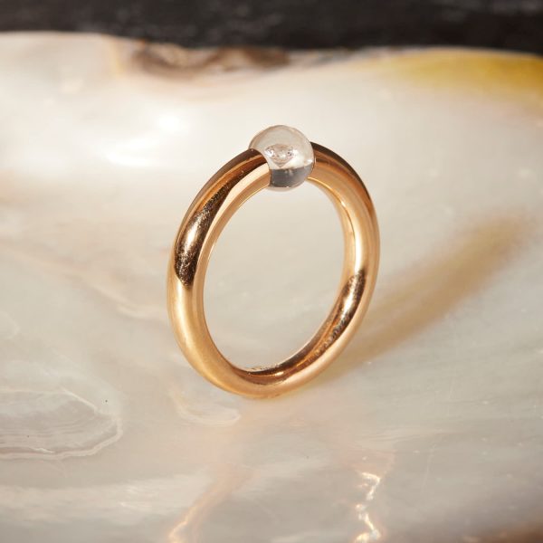 Zauberhafter Schmuckwerk Glasklar Ring aus Rosegold auf Perlmutt stehend mit Brillant 004ct, Ringschiene verlaufend