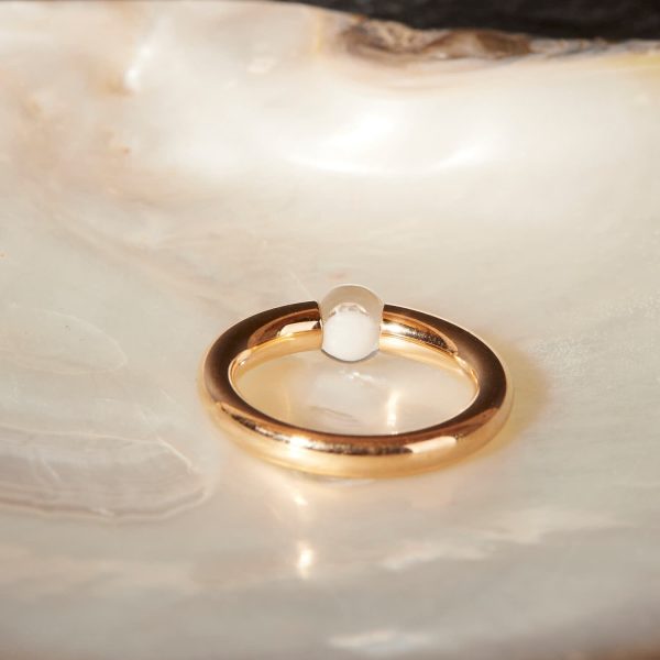 Zauberhafter Schmuckwerk Glasklar Ring aus Rosegold auf Perlmutt liegend mit Brillant 004ct, Ringschiene verlaufend, Ansicht von unten