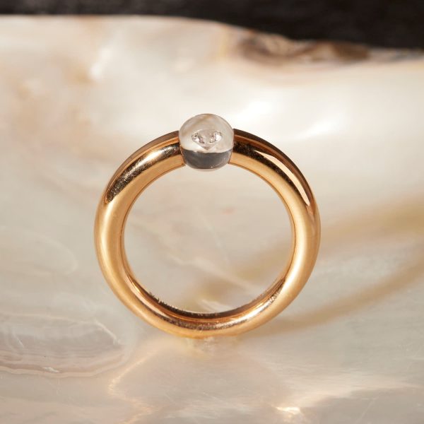 Zauberhafter Schmuckwerk Glasklar Ring aus Rosegold auf Perlmutt stehend mit Brillant 004ct, Ringschiene verlaufend